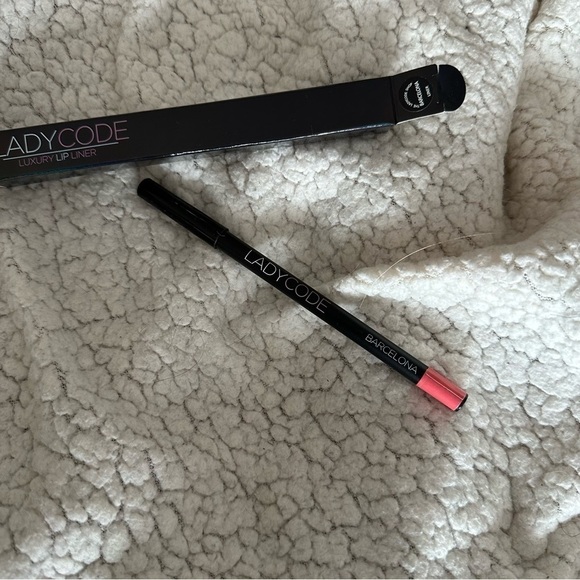 The Lady Code Shop Lip Liner in Barcelona - Picture 1 of 3